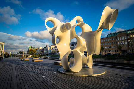 Sculptură contemporană în centrul orașului Malmö