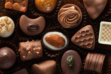 Шоколадні цукерки з начинкою праліне