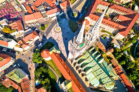 Изглед отгоре на катедралата в Загреб
