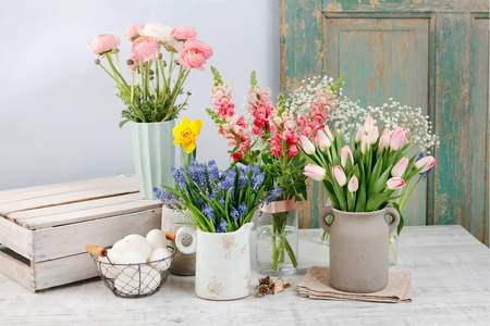 Flori de primăvară pe masă
