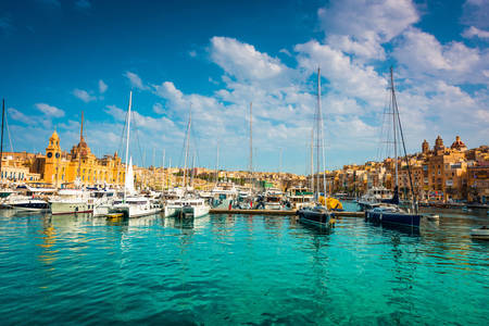 Yates en el muelle de Birgu