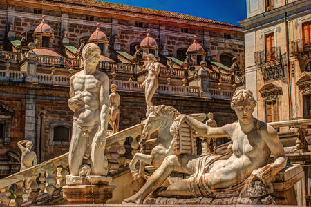 Скульптуры на площади Пьяцца Претория