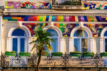 Facciata colorata di una casa a Batumi