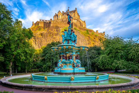 Эдинбургский замок и фонтан Росс
