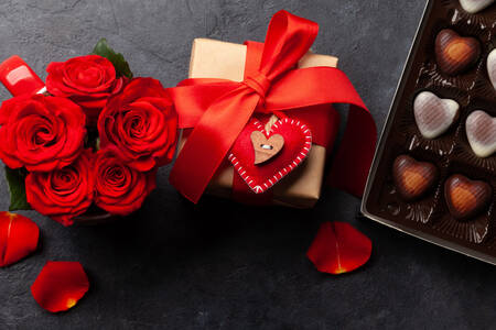 Cutie de bomboane, trandafiri și cadou