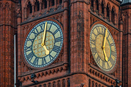 Klok op de klokkentoren van de Universiteit van Liverpool