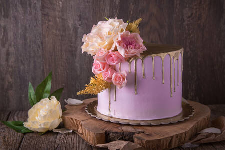 Gâteau de mariage avec des fleurs roses