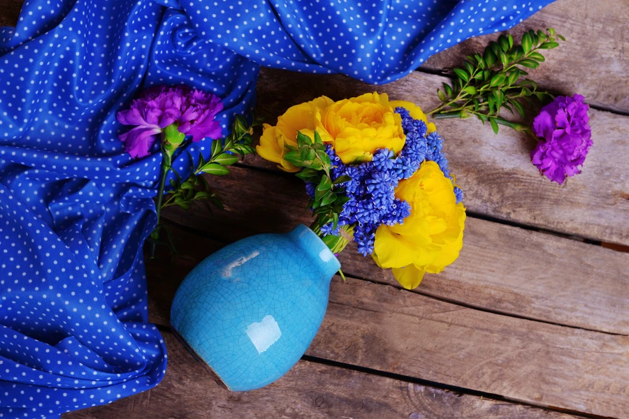 Flores amarillas y azules en un florero