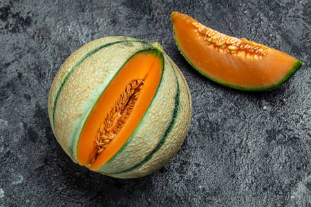 Melone auf dunklem Hintergrund