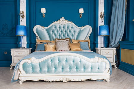 Niebieskie wnętrze sypialni