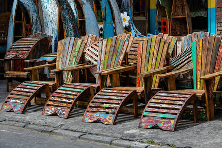 Staré farebné stoličky
