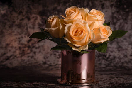Róże w złotym wazonie