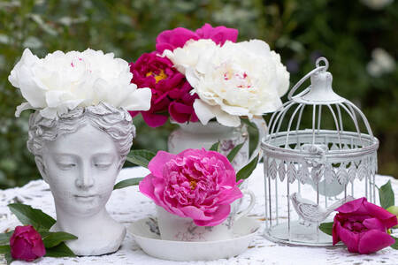 Pünkösdi rózsa egy vázában az asztalon