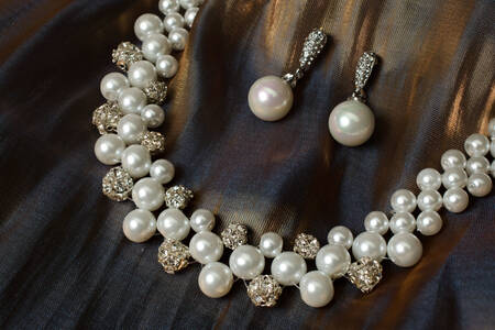 Necklace and earrings with pearls