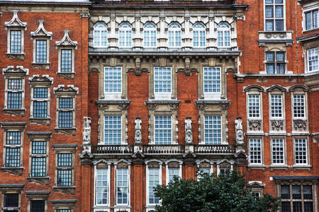 Facade af en historisk bygning i London