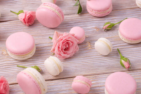 Macarons e rosas na mesa