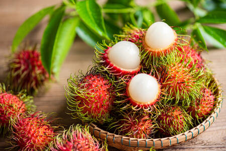 Rambutan op een rieten bord