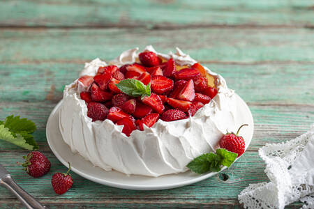 Bolo Pavlova com morangos