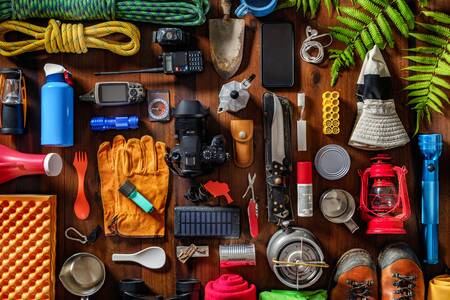 Ausrüstung, Zubehör und Bekleidung für das Bergwandern