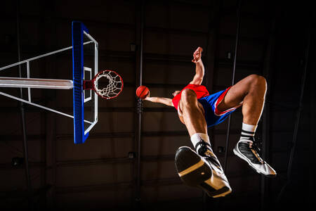 ジャンプするバスケットボール選手の光景