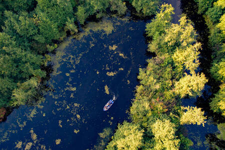 Pohľad zhora na rieku s člnom