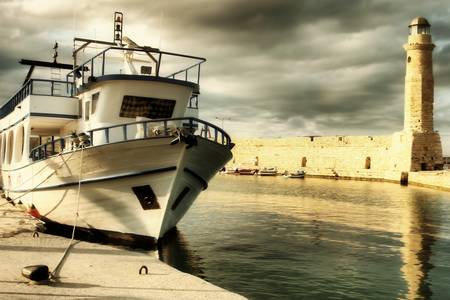 Barco en el antiguo puerto de Rethymno