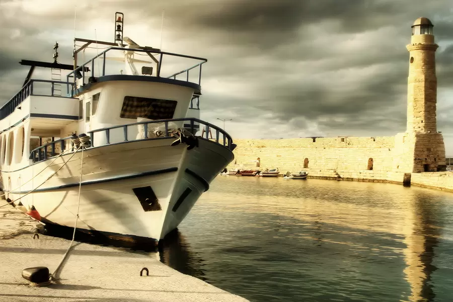 Båt i den gamle havnen i Rethymno