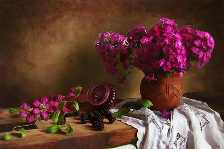 Bouquet mit Phlox und Brombeeren auf dem Tisch