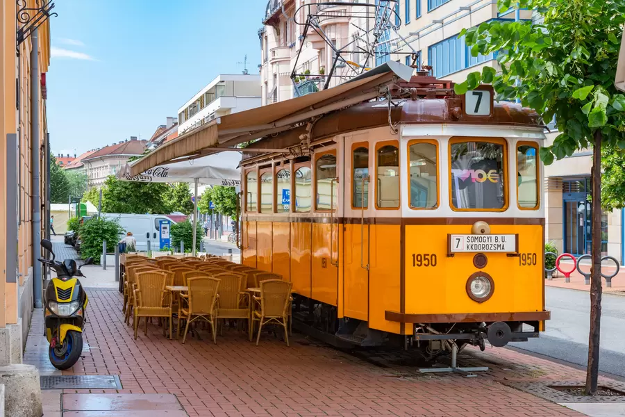 Tranvía café en la calle Szegeda