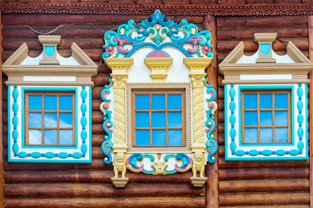 Hausfassade mit geschnitzten Rahmen