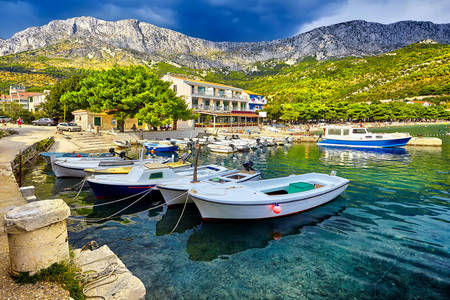 En el puerto de la ciudad croata de Drvenja