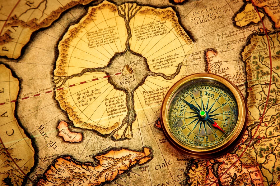 Bussola e vecchia mappa