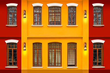 Fasada w kolorze żółtym i czerwonym