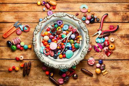 Perles multicolores sur la table