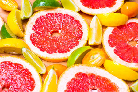 Grapefruit-, Limetten- und Zitronenscheiben
