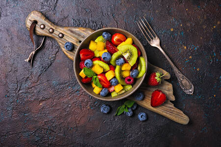 Insalata di frutta e frutti di bosco