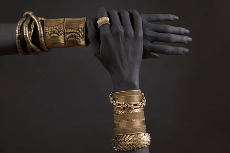 Zlatni nakit na ženskim rukama