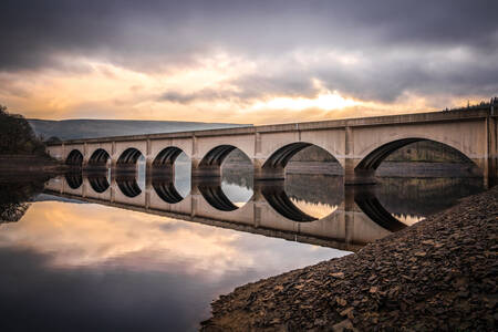 Most łukowy w Ladybower Reservoir