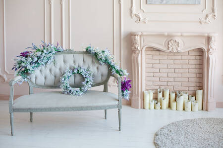 Sofa z kwiatami przy kominku