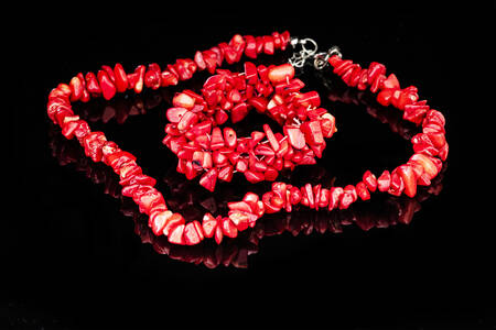 Perle i narukvica od crvenog koralja