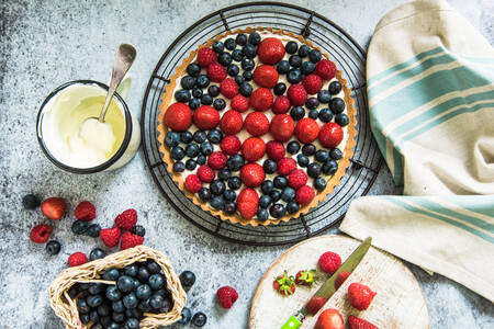 Tarta de frutos rojos con nata