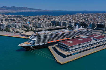 Круизен кораб в пристанището на Пирея
