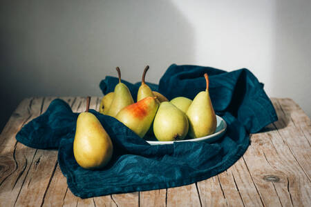 Rijpe peren op een houten tafel