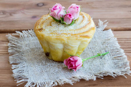 Pastel de queso con rosas