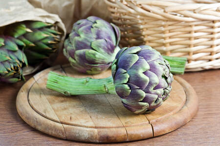 Artichoke di atas papan kayu