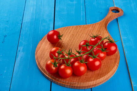 Tomates cereja em um ramo