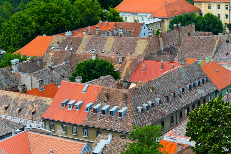 Maisons avec des toits différents