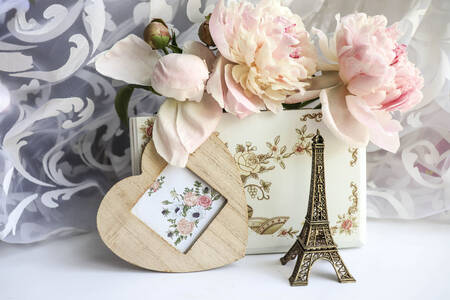 Bunga peoni, sebuah hati, dan Menara Eiffel
