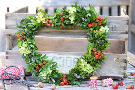 Puszpáng- és csipkebogyó koszorú