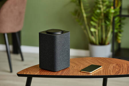 Haut-parleur sur une table en bois